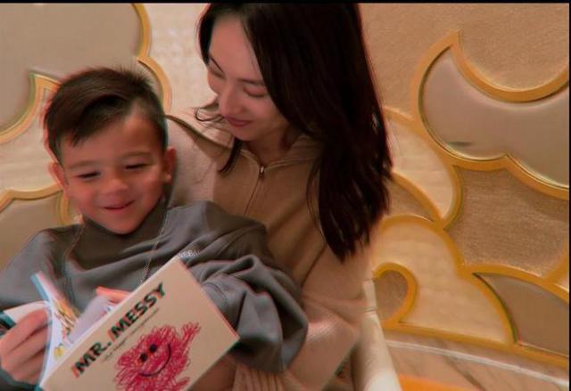 梁洛施晒跨年美照，怀中的男孩惹争议！网友：儿子好帅