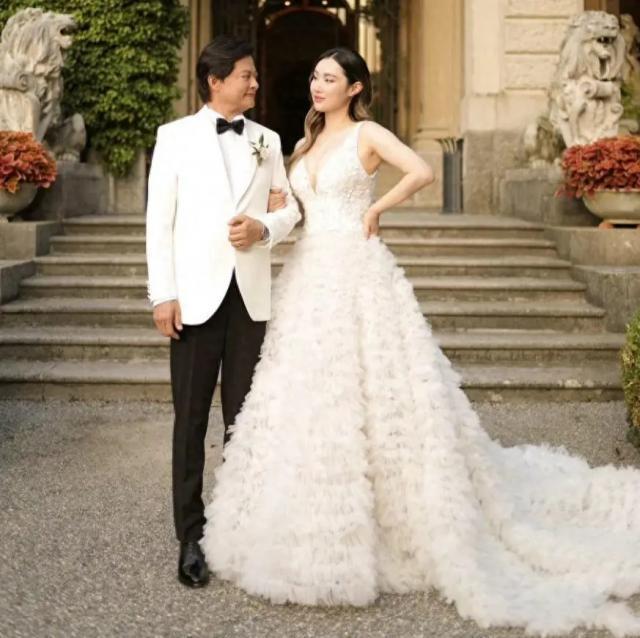 又是父女恋！歌唱家过亿豪宅曝光，小30多岁妻子爱晒身材