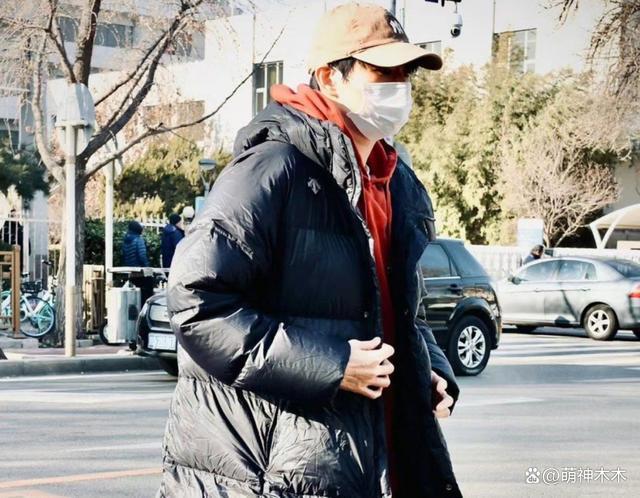 魏大勋三登春晚，穿千元外套独自彩排，或将参与歌舞类节目