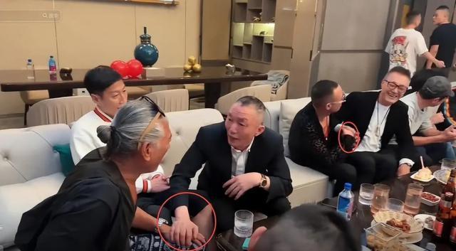 多位港星参加饭局！张耀扬敬酒懂规矩，吴启华喝到脸通红