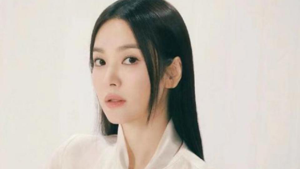 宋慧乔晒照：黑长直造型好高冷，职业套装很酷飒