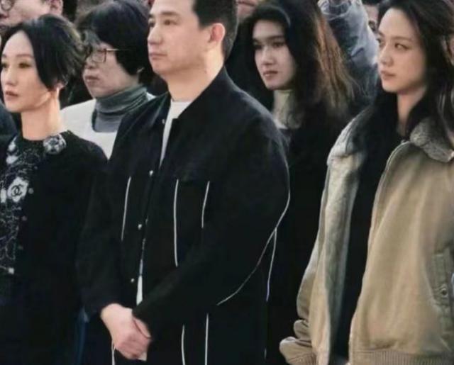 黄磊周迅亮相戏剧小镇，汤唯微笑甜美状态佳，与粉丝打招呼