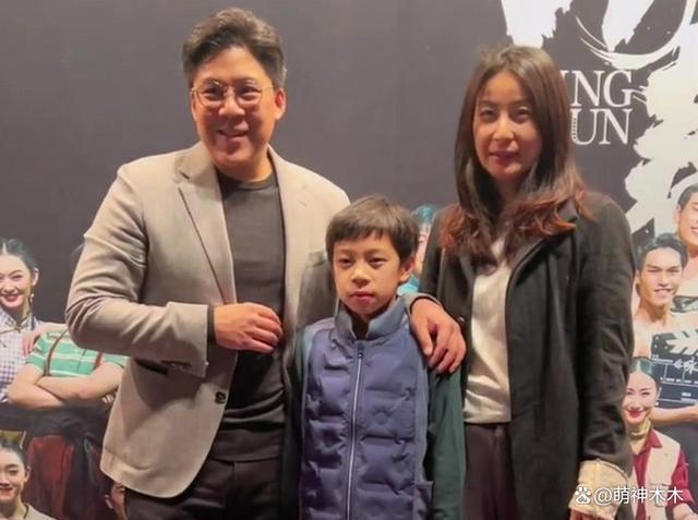 霍启刚带长子看话剧，郭晶晶帮签名低调随和