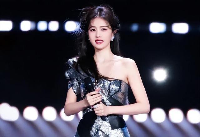 总台这一夜告诉观众，花里胡哨不是美，简简单单才是顶级！