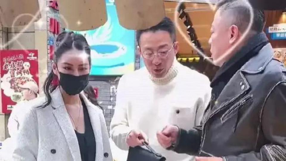 网友偶遇汪小菲带新女友逛街，二人亲密互动，女方被扒是台湾网红