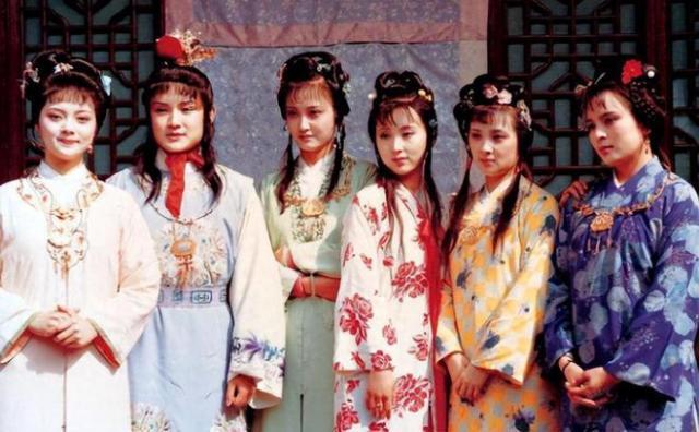 87《红楼梦》幸亏原化妆师离开了，看这满头的小红花和啾啾，多丑