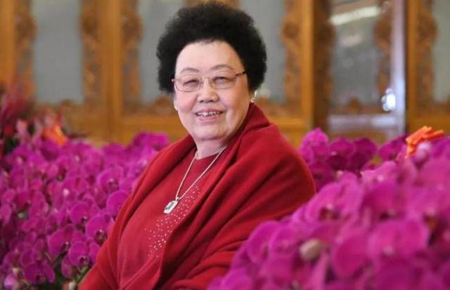 陈丽华格局获赞，迟重瑞“娶到宝”了！女首富关心员工引爆热搜