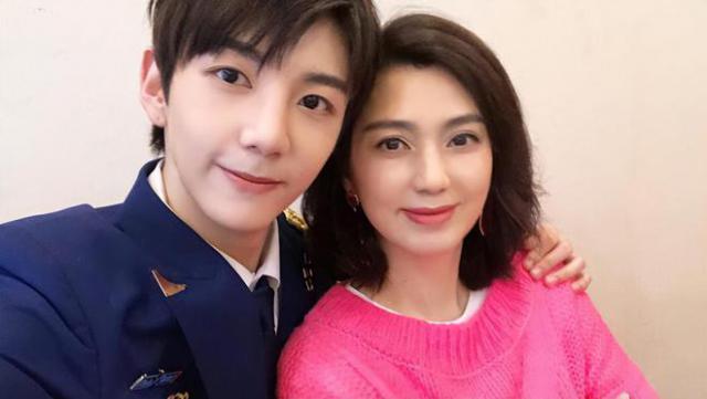 张丹峰和洪欣的10岁女儿好漂亮，小小年纪就继承了爸妈的高颜值