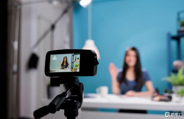 困在直播间里的小主播