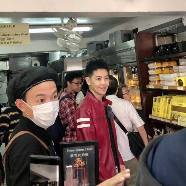 49岁林志颖现身饼店引关注，远看近看两种状态，近看苍老难辨认！