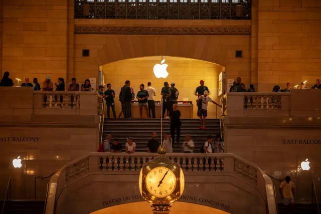 ChatGPT狂飙一年后，苹果终于忍不住了