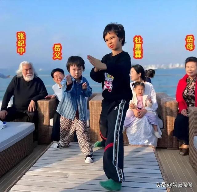 72岁张纪中高调发文！搂小31岁娇妻，拍照姿势引热议