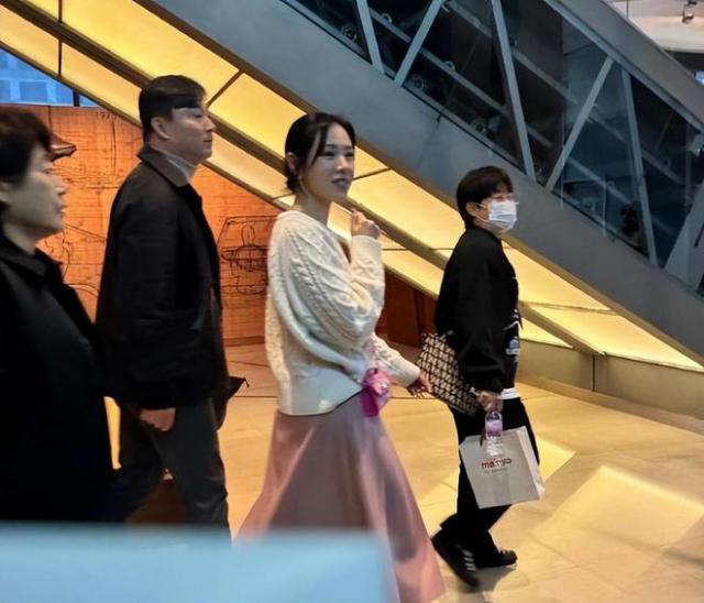 孙艺珍出席新年慈善义卖 淡妆盘发笑容甜状态超好