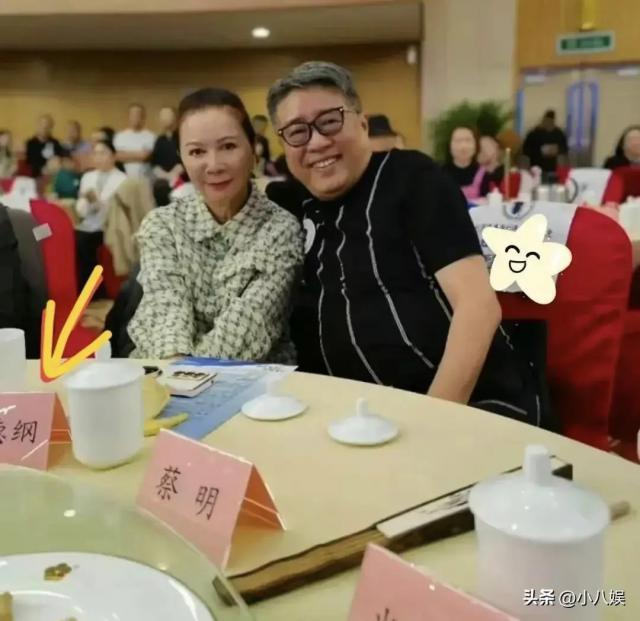 62岁蔡明近照引争议！亮相保定菜市场，嘴巴鼻子好僵硬