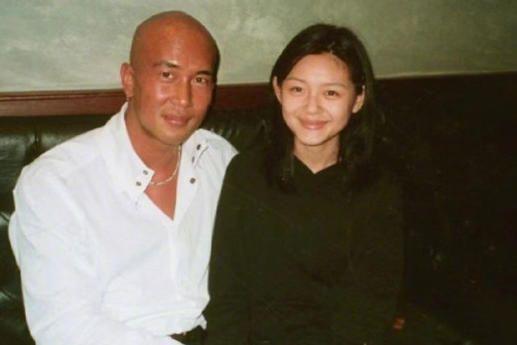 具俊晔去画廊被喊艺术家，被女友人靠肩很享受