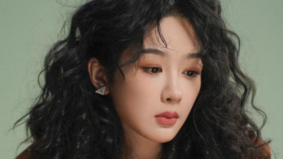 杨紫换羊毛卷发型配麂皮西装 港风范十足