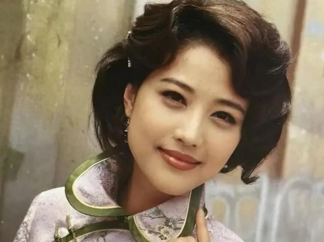 一生不婚不育，57岁的周海媚，还是没逃过……