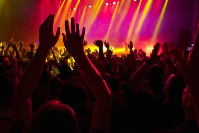 辛巴演唱会PK小杨哥演唱会：谁更胜一筹？