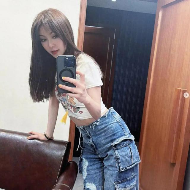 42岁女歌手仍执迷少女形象，网民狠批造型愈来愈似网红