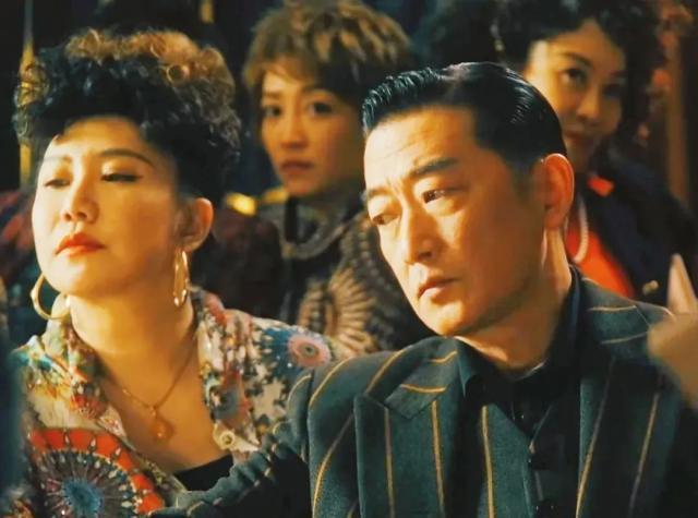 《繁花》邵峰：不顾反对结婚，恩爱十几年，53岁大变样