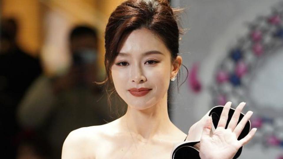 文咏珊出席线下品牌活动 黑裙盘发优雅十足