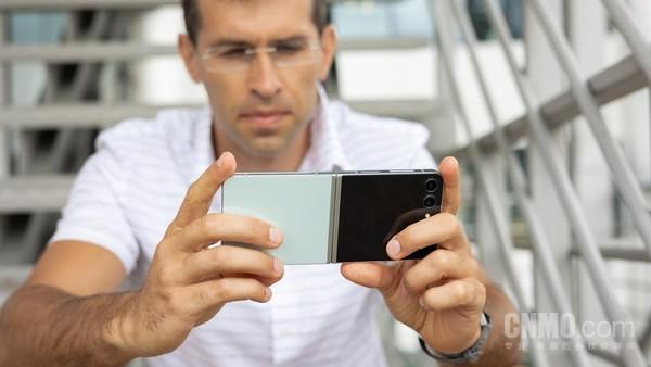 三星展示“Flex in & Out Flip”概念手机 可内外360°折叠