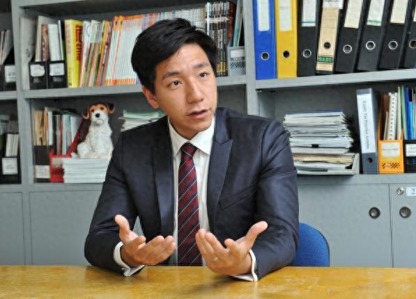 柳俊江烧炭自杀，女友及前妻现身殡仪馆，自杀原因曝光