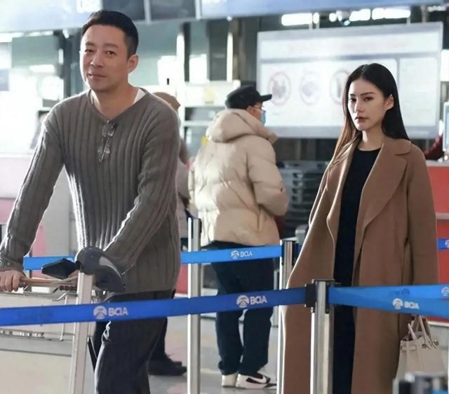 汪小菲高调晒女方童年照维护新女友，张兰不承认儿子新欢