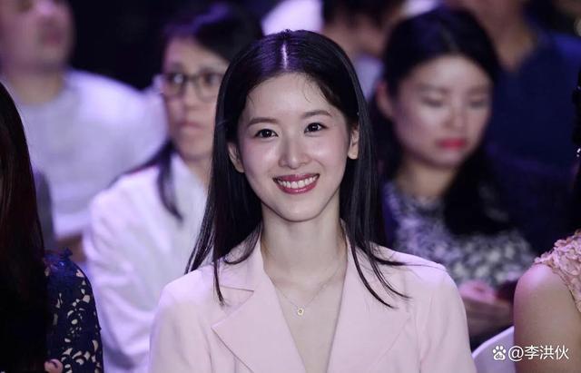 章泽天登胡润富豪榜，从清华校花到顶级富豪，身价已超600亿