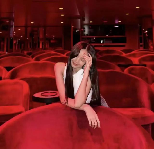 人前时尚名媛，人后扒蒜小妹，她把巴黎夜生活玩明白了