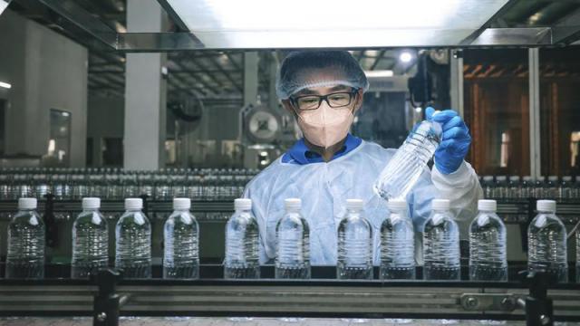 瓶装水中塑料颗粒数量远超过往认知，可进入人体血液？