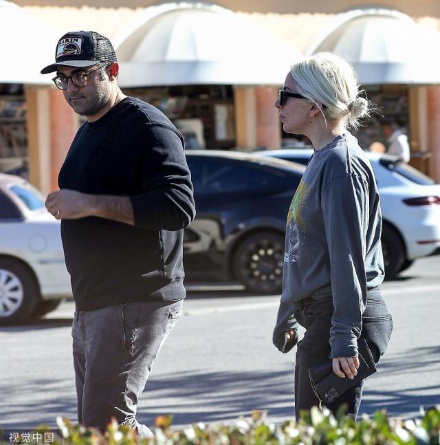 Lady Gaga与男友现身加州街头 共赴早午餐约会