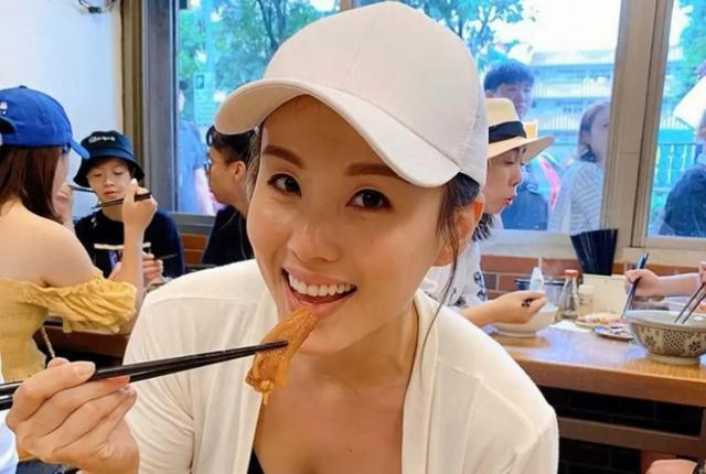 香港女星不穿衣服泡温泉惹负评，自曝花高价包场