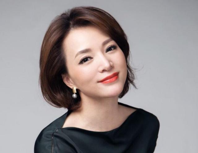 董卿流泪坦言：我依然极度自卑，但我选择与自己和解