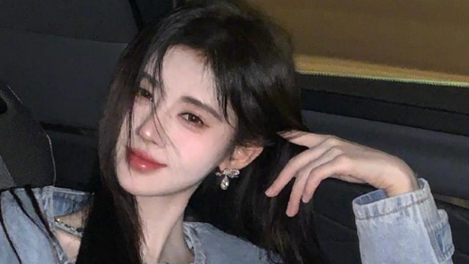 鞠婧祎晒氛围感随拍 慵懒气质显得清新可人