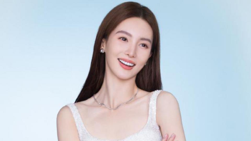 金晨白色长裙仙气十足 尽显优雅气质