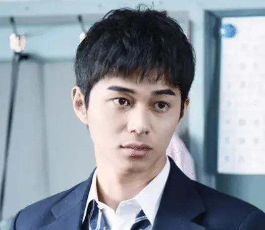 日本一男演员与三个女演员深山同居！网友辣评：活久见！