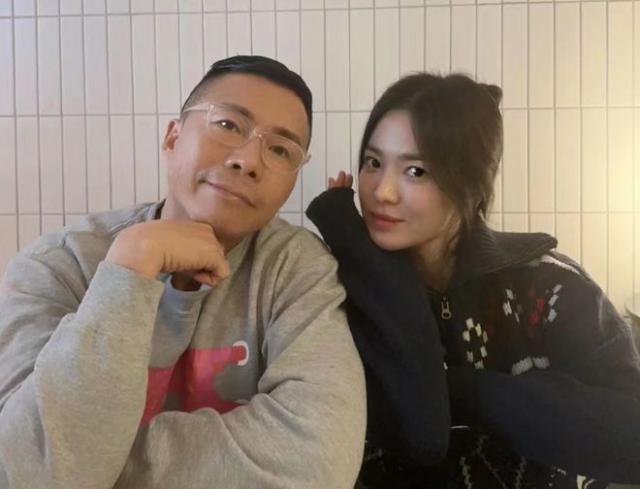 宋慧乔与友人合照：头发挽起好惬意，被曝即将进组拍新戏