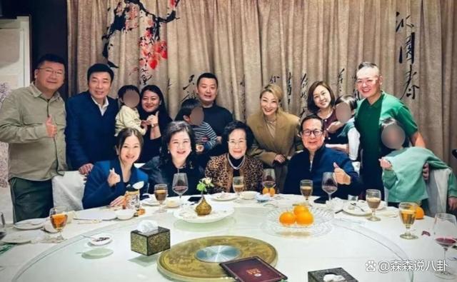 郑秀文生病半年外出吃大餐，老公家人在场，许志安和岳母同框