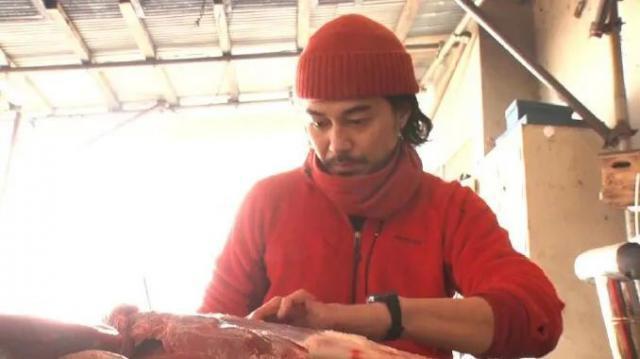 与3位异性在山中四人行，称在此随心所欲活得像个人一样