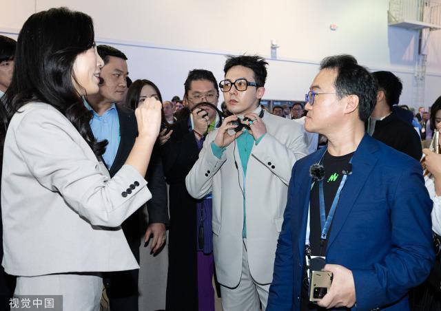 权志龙亮相线下活动 白色西装搭配青色内搭很有风格