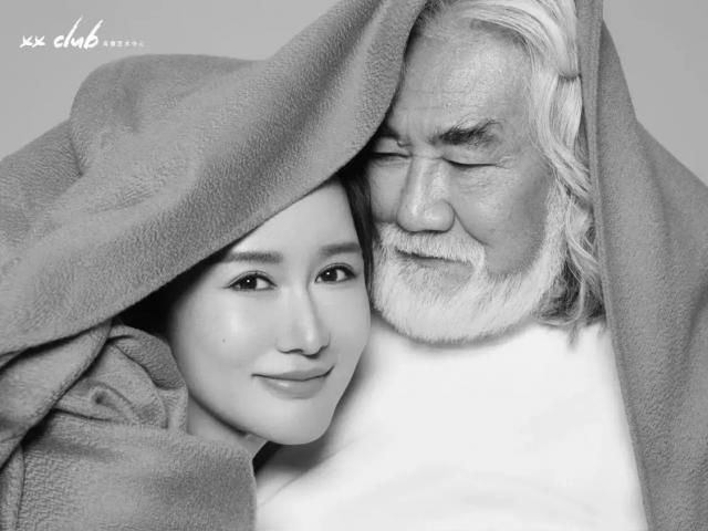 知名导演张纪中晒图片秀恩爱，网友们的评论笑不活了。