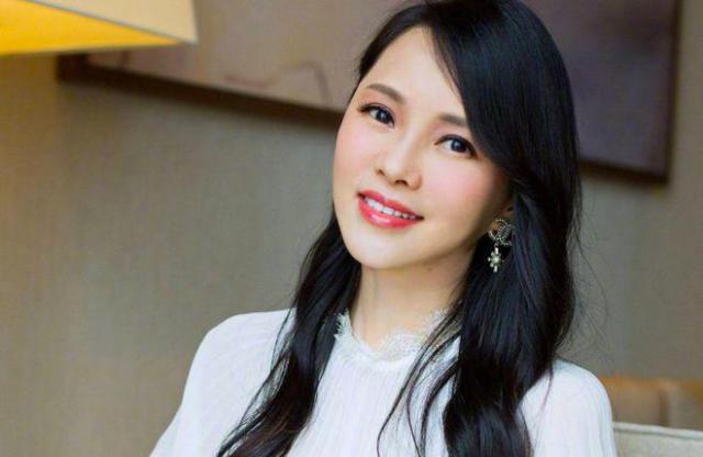 伊能静儿子晒自拍 趴在床上眼神迷离配文惹争议