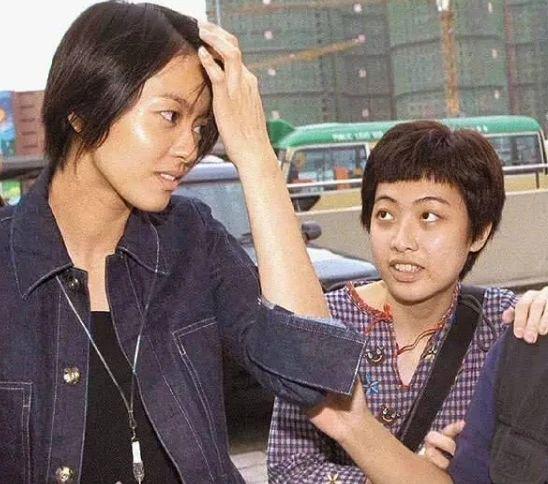 甘比打扮潮流去做义工！化浓妆戴墨镜耕田挖萝