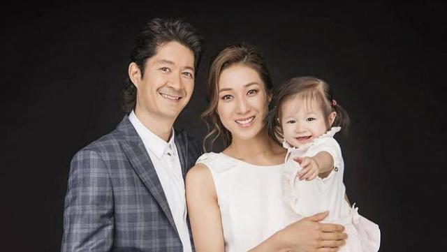 钟嘉欣一家越南度假！父母长相曝光 俩女儿也很美