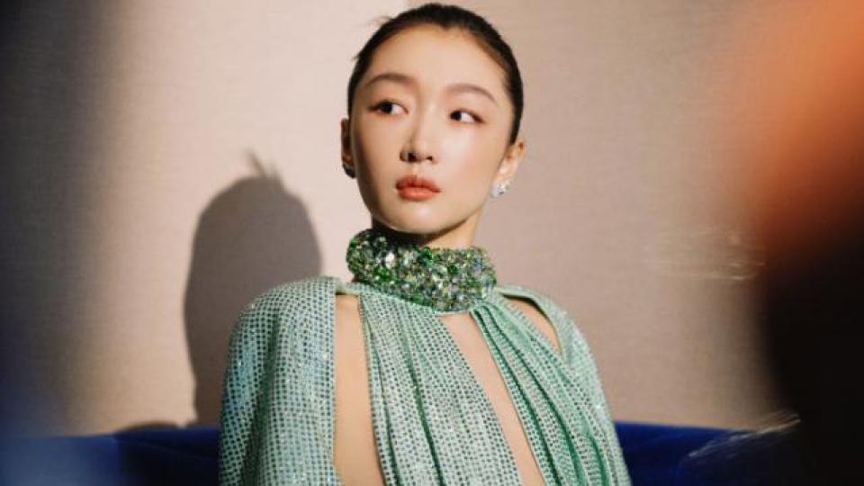 周冬雨身穿绿色亮片长裙 注入十足生命力