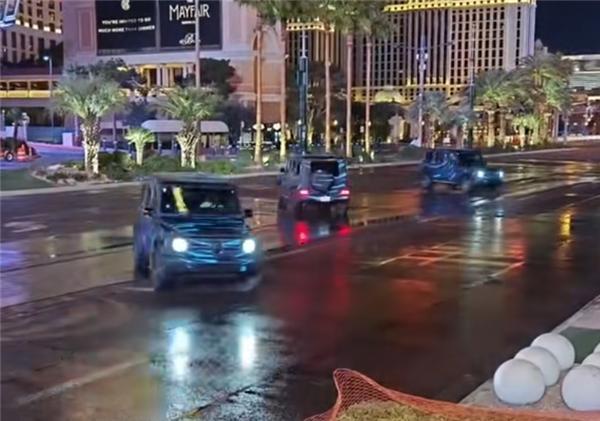 奔驰电动大G原地“坦克掉头” 网友：转的太快 不如仰望U8