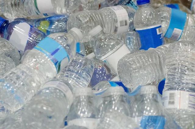 新研究指出1升瓶装水平均含24万纳米塑料颗粒