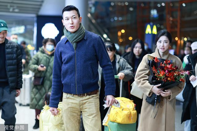 朱珠带娃抵达机场 丈夫捧花接机