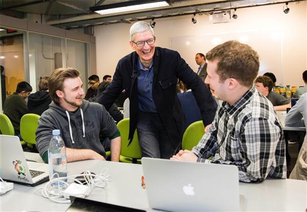 华为FreeClip耳夹耳机开售！不入耳道不分左右1299元